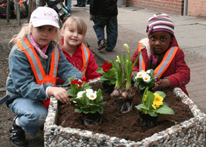 Kinder pflanzen Blumen